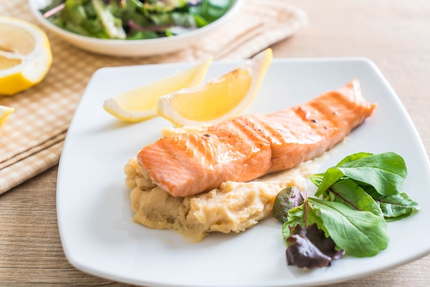 Bistecca di salmone alla griglia con purè di patate e verdure