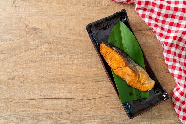 Bistecca di salmone alla griglia con salsa di soia