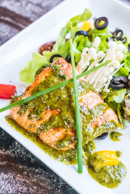 Foto bistecca di salmone alla griglia