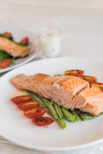 Photo grilled salmon steak