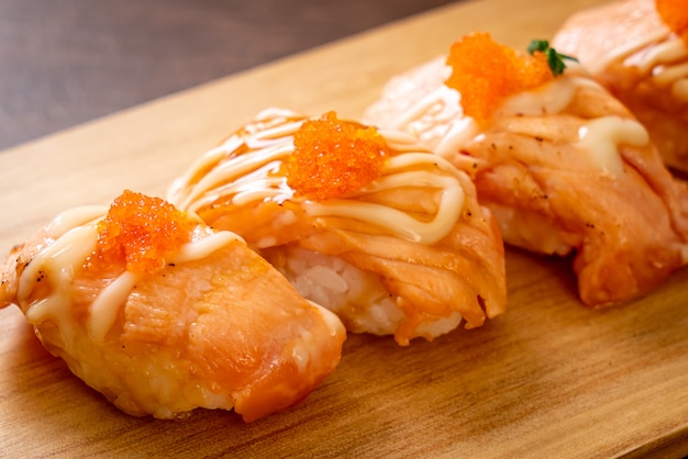 жареный лосось суши на тарелке