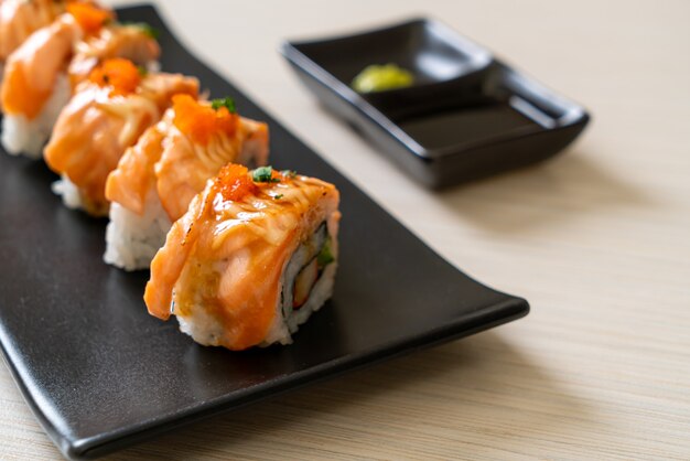 Rotolo di sushi di salmone alla griglia con salsa, stile giapponese