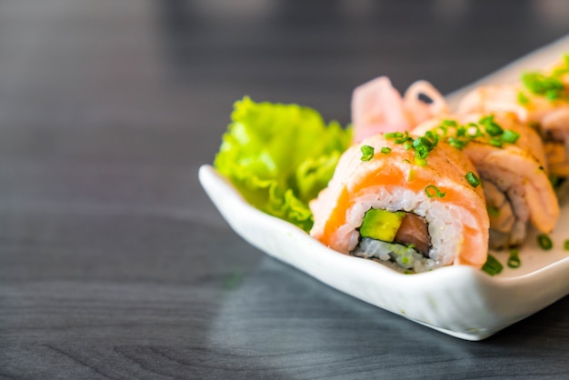 Photo grilled salmon sushi roll