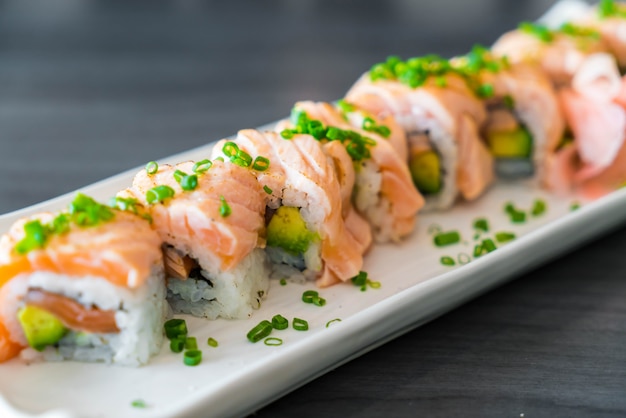 Foto rotolo di sushi alla griglia con salmone