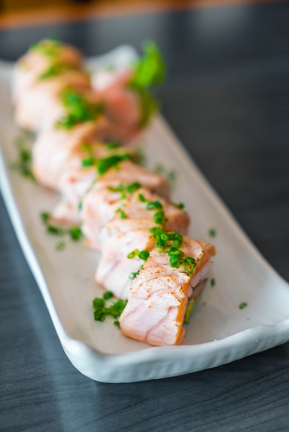 Foto rotolo di sushi alla griglia con salmone