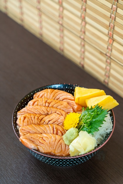 grilled salmon on topped rice bowl (donburi)