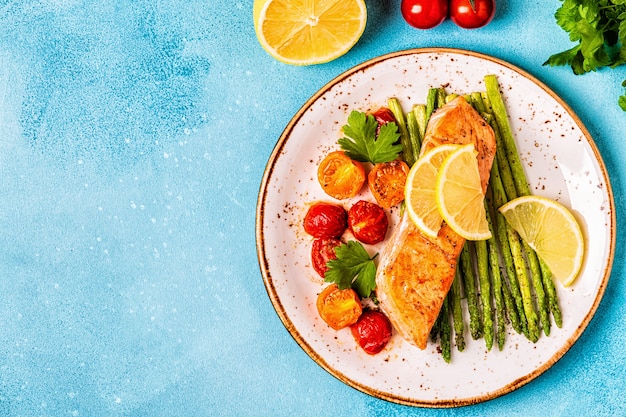 Photo grilled salmon with asparagus and tomatoes