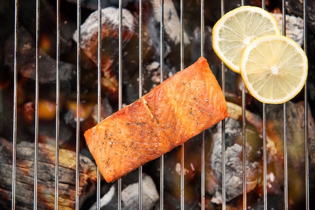 Salmone alla griglia con limone in fiamme