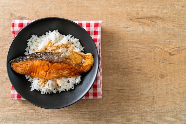 Photo grilled salmon with soy sauce rice bowl