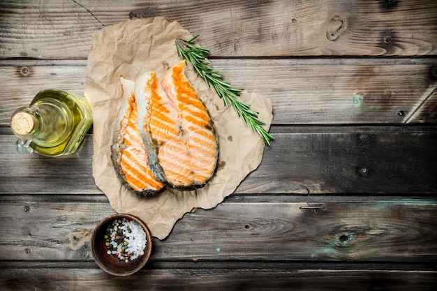 Photo grilled salmon with spices and rosemary