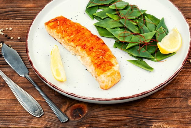 Foto salmone alla griglia con guarnizione di verdure