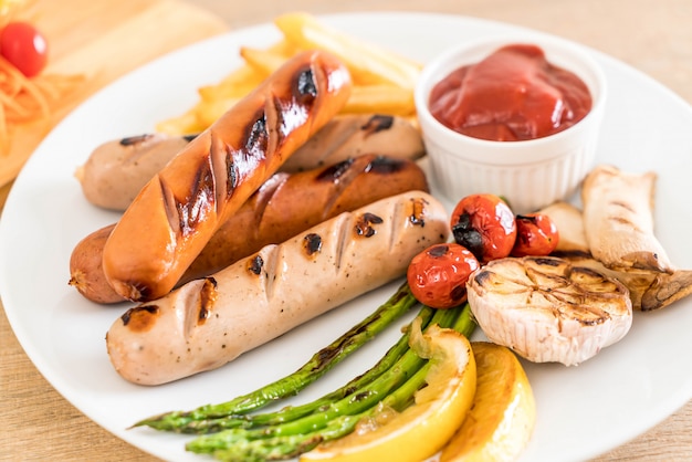 Photo grilled sausage with vegetable