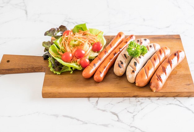 Photo grilled sausage with vegetable