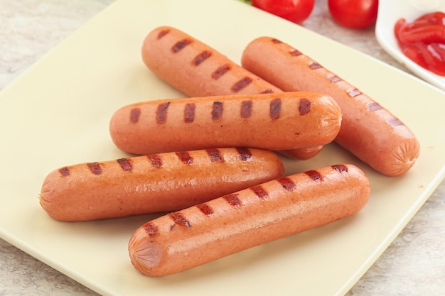 Photo grilled sausages with tomato sauce