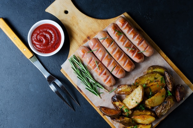 Grilled sausages on a wooden chopping Board. 