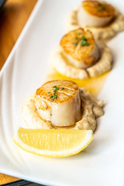 grilled scallops with sauce