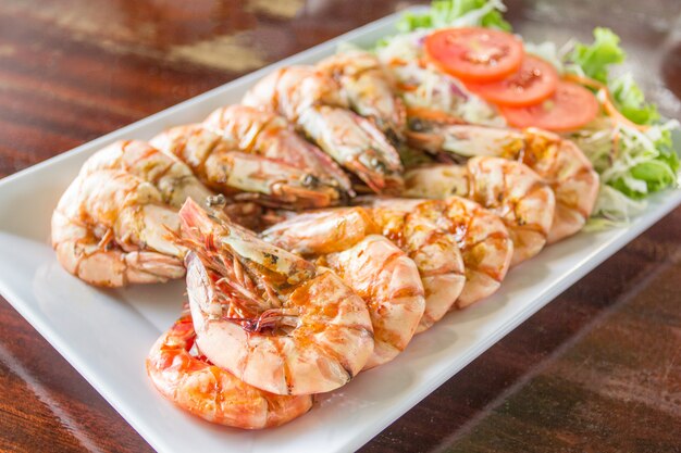 Photo grilled sea shrimp in the dish