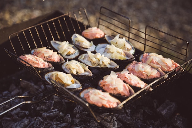 Foto cozze grigliate ai frutti di mare con formaggio