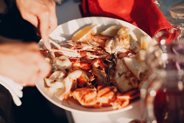 Foto frutti di mare alla griglia con catering all'aperto al limone sul piatto