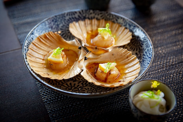 味付けホタテのグリル前菜の貝殻に伝統的な日本のラーメン レストランで