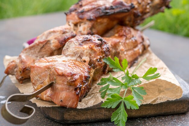 シシカバブのグリルまたはシャシリクの串焼きのクローズアップ