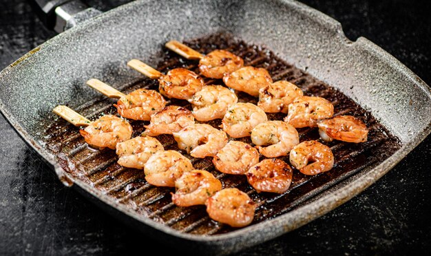 Photo grilled shrimp in a frying pan