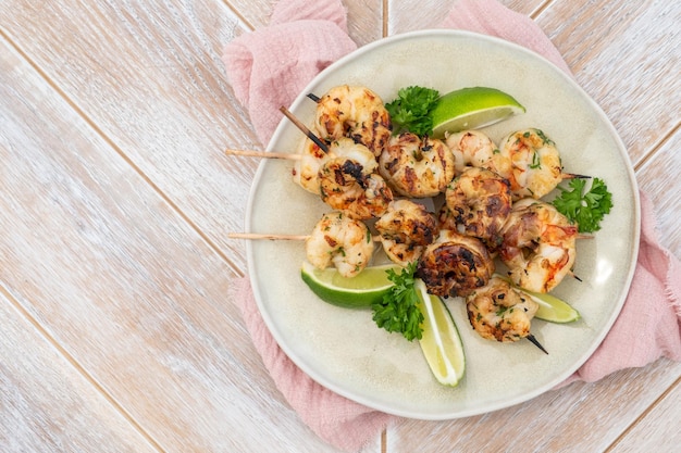 Photo grilled shrimp skewers seafood shelfish