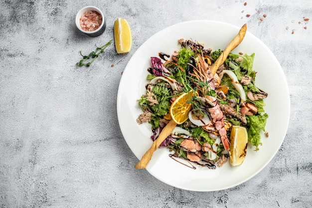 Gamberi alla griglia e insalata di verdure fresche e uova. insalata di mare fresca. banner, menu, posto ricetta per testo, vista dall'alto