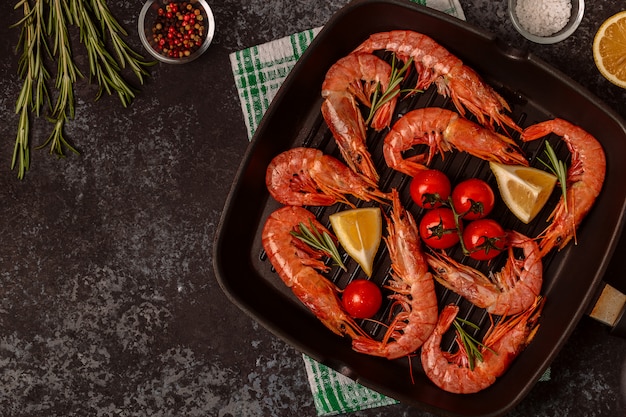 Grilled shrimps with lemon and rosemary