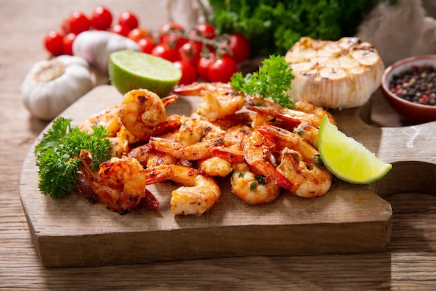 Grilled shrimps with lime and parsley