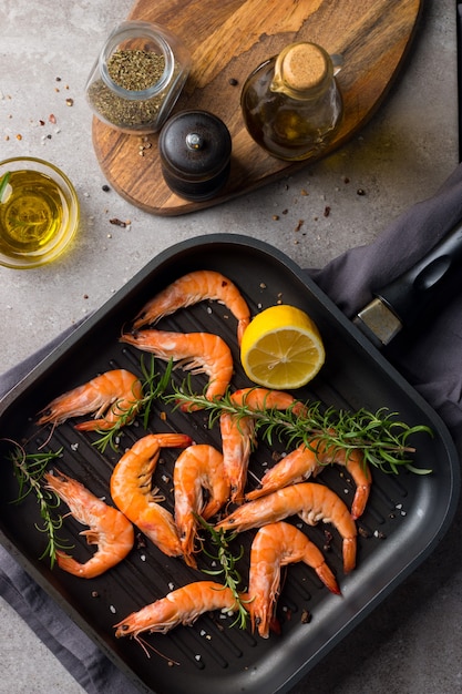 Grilled shrimps with rosemary and lemon
