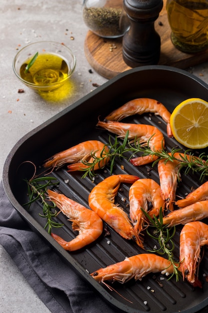 Grilled shrimps with rosemary and lemon