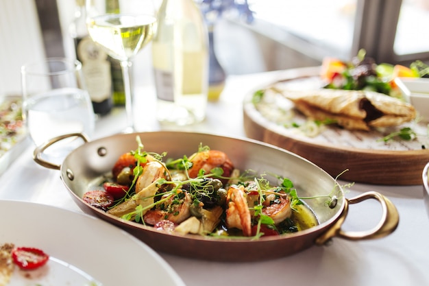 Photo grilled shrimps with vegetables in a metal bowl