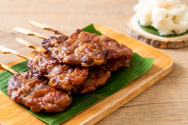 白いもち米と串焼き豚のグリル