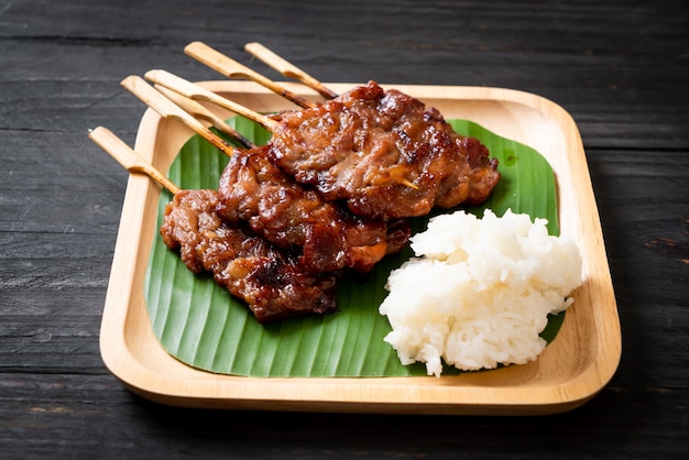 白いもち米と串焼き牛乳のグリル