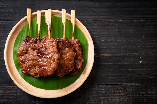 白いもち米と串焼き牛乳のグリル