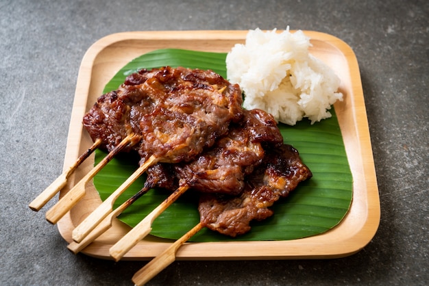 白いもち米と串焼き牛乳のグリル