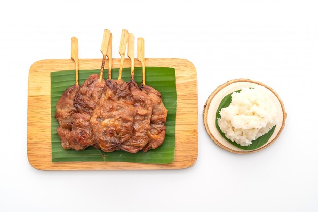 Spiedino di maiale alla griglia con riso bianco appiccicoso