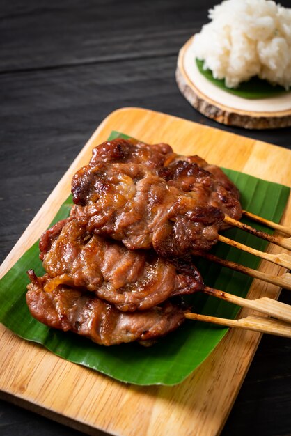 白もち米の串焼き牛乳のグリル