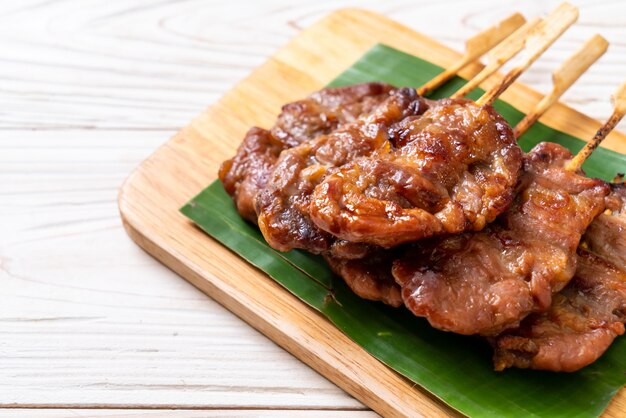 白もち米の串焼き牛乳のグリル