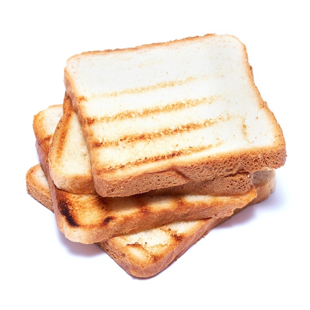 Жареные ломтики тостового хлеба на белом фоне