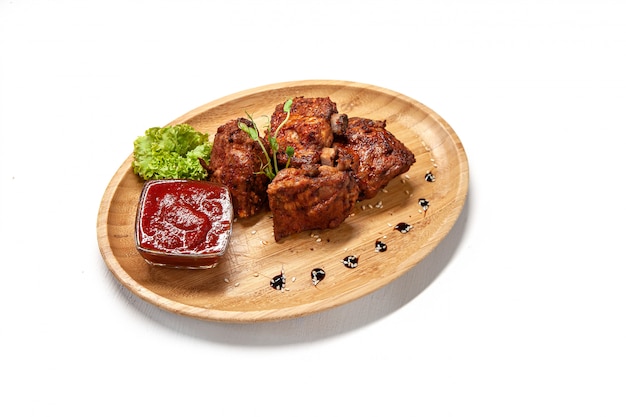 Photo grilled and smoked ribs with barbeque sauce on a carving board