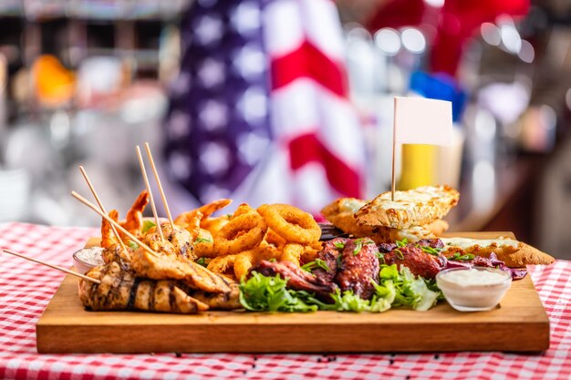 アメリカン レストランで提供されるグリル スナック プレート