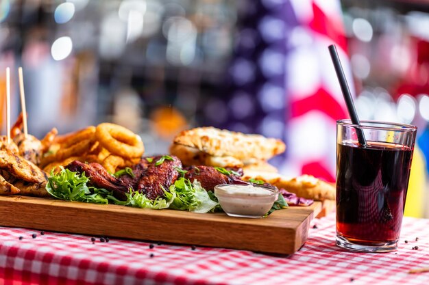 アメリカン レストランで提供されるグリル スナック プレート