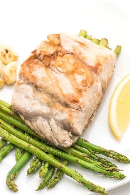 Foto bistecca di pesce alla griglia con verdure