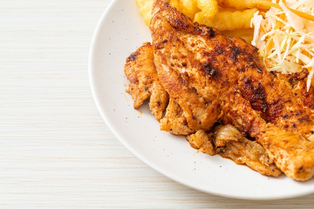 Bistecca di pollo alla griglia piccante barbecue con patatine fritte