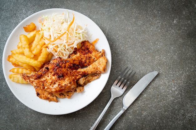 Photo grilled spicy barbecue chicken steak with french fries