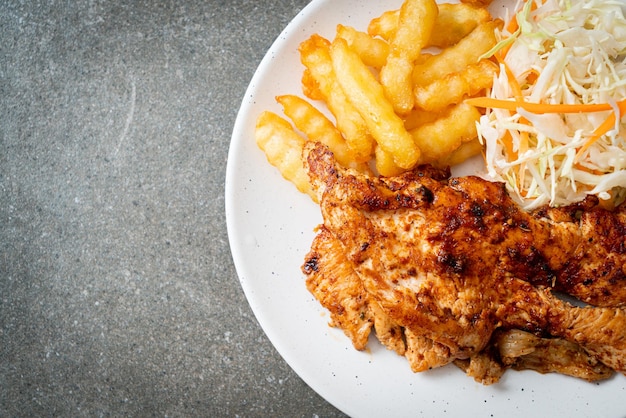 Photo grilled spicy barbecue chicken steak with french fries