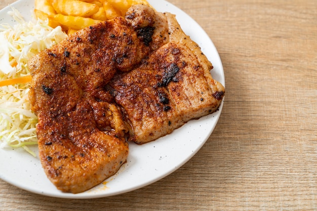 Photo grilled spicy barbecue kurobuta pork steak with french fries