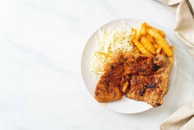 Photo grilled spicy barbecue pork steak with french fries